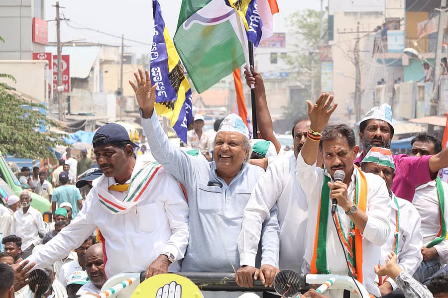 ಕುದೂರು ಪಟ್ಟಣದಲ್ಲಿ ಶುಕ್ರವಾರ ಕಾಂಗ್ರೆಸ್ ಅಭ್ಯರ್ಥಿ ಡಿ.ಕೆ ಸುರೇಶ್ ಪರ ಮುಖಂಡರು ಮತಯಾಚನೆ ನಡೆಸಿದರು