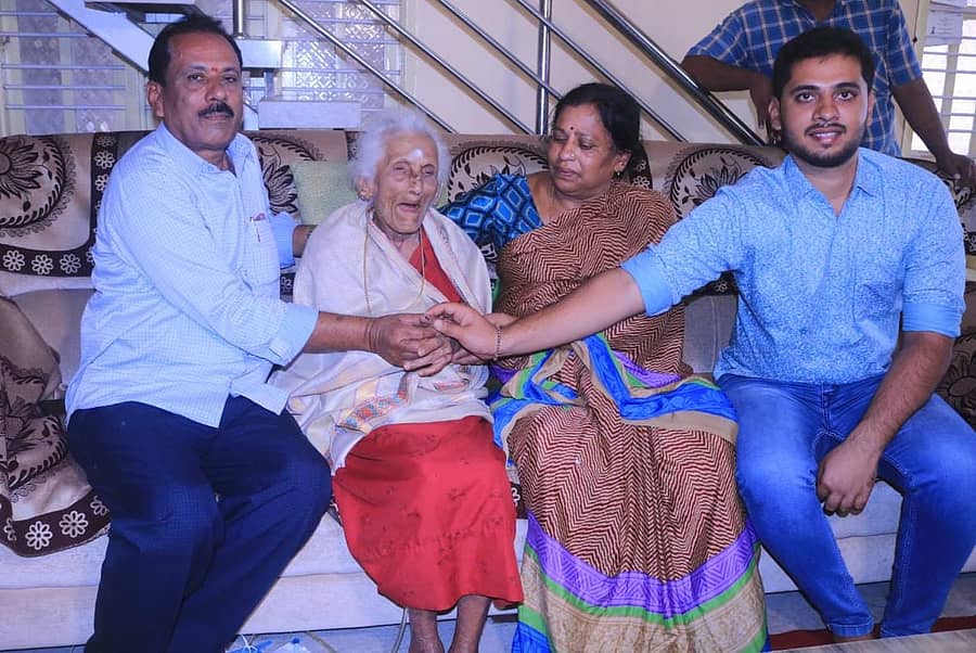 ಶತಾಯುಷಿ ಕಮಲಮ್ಮ ನಾರಾಯಣಸ್ವಾಮಿ ಅವರು ಮತದಾನ ಮಾಡಿ ಶಾಯಿ ಗುರುತು ತೋರಿಸಿದರು. ಕುಟುಂಬಸ್ಥರು ಜೊತೆಗಿದ್ದರು