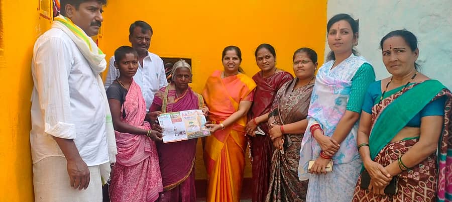 ಸೇಡಂ ತಾಲ್ಲೂಕಿನ ಮೋತಕಪಲ್ಲಿ ಗ್ರಾಮದಲ್ಲಿ ಗುರುವಾರ ಬಿಜೆಪಿ ಮಹಿಳಾ ನಾಯಕಿ ಸಂತೋಷಿರಾಣಿ ಪಾಟೀಲ ತೆಲ್ಕೂರ ಸಂಸದ ಡಾ.ಉಮೇಶ ಜಾದವ ಪರ ಮತಯಾಚಿಸಿದರು