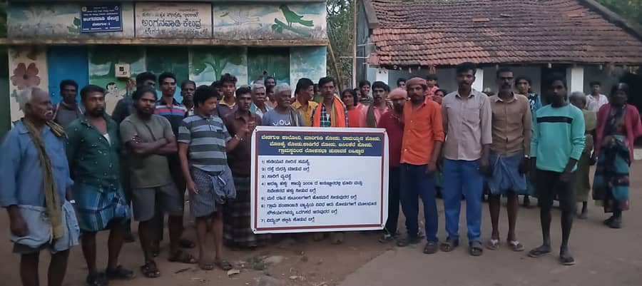 ಚಾಮರಾಜನಗರ ತಾಲ್ಲೂಕಿನ ಬೇಡಗುಳಿಯ ಆರು ಹಾಡಿಗಳ ನಿವಾಸಿಗಳು ವಿವಿಧ ಬೇಡಿಕೆಗಳನ್ನು ಈಡೇರಿಸದಿದ್ದರೆ ಮತದಾನ ಬಹಿಷ್ಕರಿಸುವುದಾಗಿ ಘೋಷಿಸಿ ಪ್ರತಿಭಟನೆ ನಡೆಸಿದರು