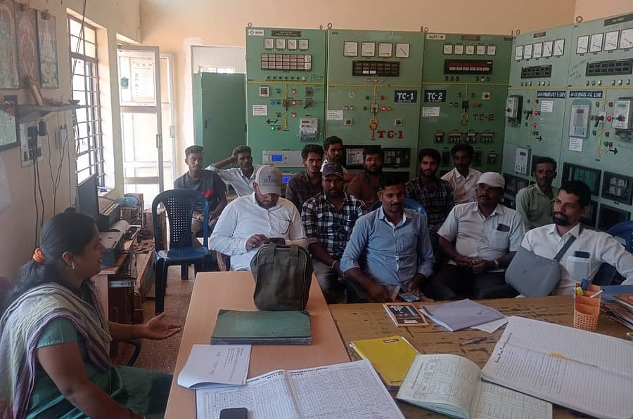 ಗುಂಡ್ಲುಪೇಟೆ ತಾಲ್ಲೂಕಿನ ವೀರನಪುರ ಗೇಟ್ ಬಳಿಗೆ ಕರ್ನಾಟಕ ವಿದ್ಯುತ್ ಪ್ರಸರಣ ನಿಗಮ ನಿಯಮಿತ ಕಚೇರಿಗೆ ರೈತರು ಮುತ್ತಿಗೆ ಹಾಕಿ ಪ್ರತಿಭಟನೆ ನಡೆಸಿದರು.