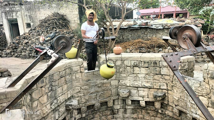 ಆಳಂದ ತಾಲ್ಲೂಕಿನ ಝಳಕಿ (ಕೆ) ಗ್ರಾಮದ ಹಳೆಯ ಬಾವಿಯಿಂದ ಕುಡಿಯುವ ನೀರು ತೆಗೆಯುತ್ತಿರುವ ಗ್ರಾಮಸ್ಥ