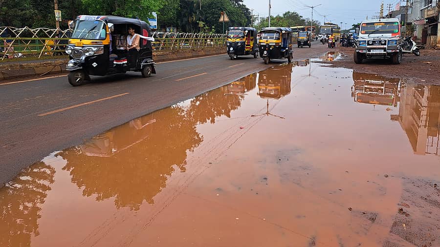 <div class="paragraphs"><p>ಮಳೆಗೆ ಬೀದರ್ ಕೇಂದ್ರ ಬಸ್ ನಿಲ್ದಾಣ ಮುಖ್ಯ ರಸ್ತೆಯಲ್ಲಿ ಅಪಾರ ಮಳೆ ನೀರು ಸಂಗ್ರಹಗೊಂಡಿದೆ</p></div>