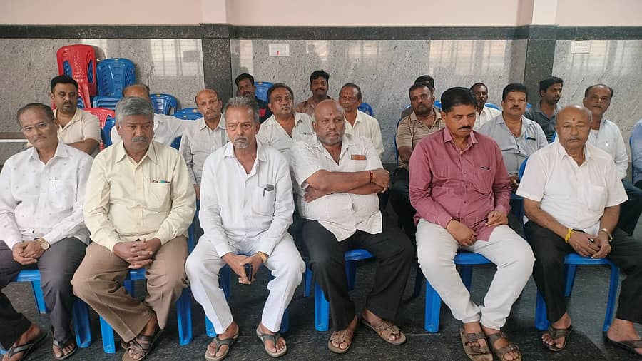 ಕನಕಪುರ ನಡೆದ ಸಭೆಯಲ್ಲಿ ನೇಕಾರರ ಸಂಘದ ಮುಖಂಡ ಜೆ.ನಟರಾಜು ಮಾತನಾಡಿದರು. ಮುಖಂಡರು ಉಪಸ್ಥಿತರಿದ್ದರು