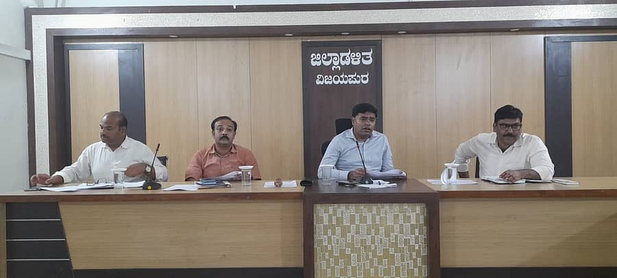 ವಿಜಯಪುರ ನಗರದ ಜಿಲ್ಲಾಧಿಕಾರಿ ಕಚೇರಿ ಸಭಾಂಗಣದಲ್ಲಿ ಶುಕ್ರವಾರ ಕುಡಿಯುವ ನೀರಿನ ನಿರ್ವಹಣೆ ಕುರಿತ ಸಭೆಯಲ್ಲಿ ಜಿಲ್ಲಾಧಿಕಾರಿ ಟಿ.ಭೂಬಾಲನ್ ಮಾತನಾಡಿದರು