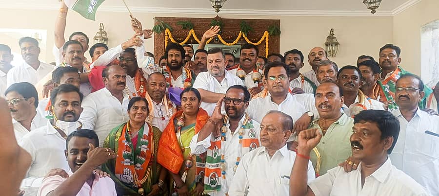 ಮಲೇಬೆನ್ನೂರಿನ ಜಿಲ್ಲಾ ಪಂಚಾಯಿತಿ ಮಾಜಿ ಸದಸ್ಯ ವಾಗೀಶ್ ಸ್ವಾಮಿ ಹಾಗೂ ಬೆಂಬಲಿಗರು ಗುರುವಾರ ದಾವಣಗೆರೆ ಜಿಲ್ಲಾ ಉಸ್ತುವಾರಿ ಸಚಿವ ಎಸ್.ಎಸ್. ಮಲ್ಲಿಕಾರ್ಜುನ್ ಅವರ ಸಮ್ಮುಖದಲ್ಲಿ ಕಾಂಗ್ರೆಸ್ ಪಕ್ಷಕ್ಕೆ ಸೇರ್ಪಡೆಯಾದರು –ಪ್ರಜಾವಾಣಿ ಚಿತ್ರ