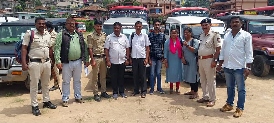 ಕೇರಳದ ಮೂಲಕ ತಲುಪಬೇಕಿರುವ ಕರ್ನಾಟಕದ ಕಟ್ಟಕಡೆಯ ಮತಗಟ್ಟೆ ಮುನ್ರೋಟ್‌ಗೆ ತೆರಳಲು ವಿರಾಜಪೇಟೆ ಪಟ್ಟಣದ ಸಂತ ಅನ್ನಮ್ಮ ವಿದ್ಯಾಸಂಸ್ಥೆಯಲ್ಲಿ ಸಿದ್ಧರಾದ ಕೆ.ಕೊಟ್ರೇಶ್‌ ನೇತೃತ್ವದ ಸಿಬ್ಬಂದಿ