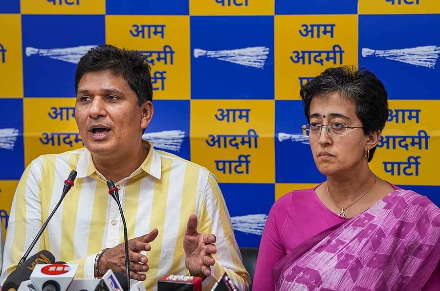 <div class="paragraphs"><p>ದೆಹಲಿ ಸಚಿವರಾದ ಸೌರಬ್‌ ಭಾರದ್ವಾಜ್‌ ಮತ್ತು ಆತಿಶಿ ಮಂಗಳವಾರ ಸುದ್ದಿಗೋಷ್ಠಿಯಲ್ಲಿ ಮಾತನಾಡಿದರು </p></div>