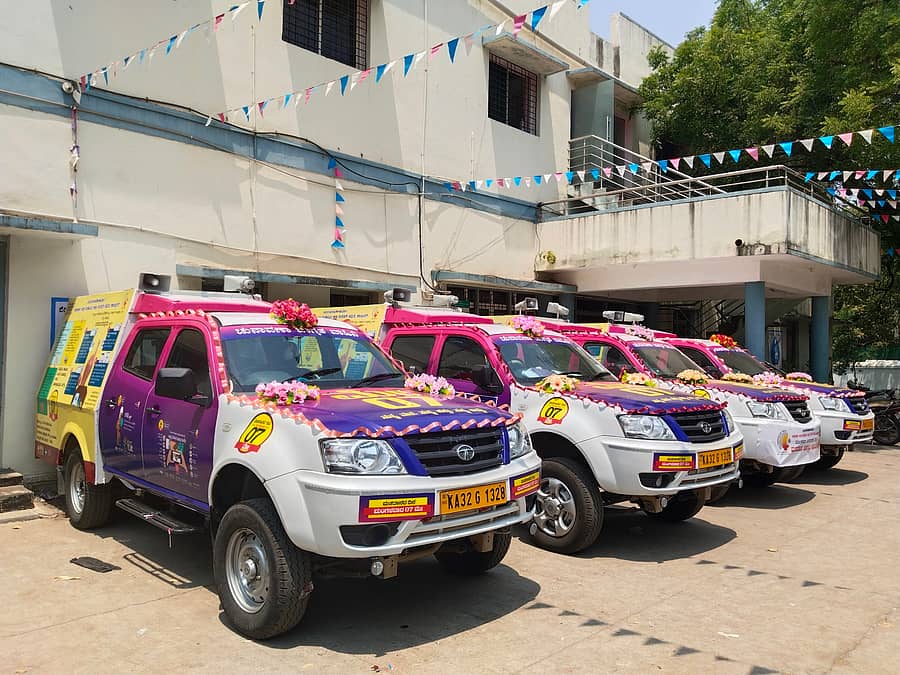 ಕಲಬುರಗಿ ಜಿಲ್ಲಾ ಪಂಚಾಯಿತಿ ಎದುರು ಉದ್ಘಾಟನೆಗೆ ಸಜ್ಜುಗೊಂಡಿರುವ ‘ಚುನಾವಣಾ ಜಾಗೃತಿ ವಾಹಿನಿ’ಯ ವಾಹನಗಳು–ಪ್ರಜಾವಾಣಿ ಚಿತ್ರ