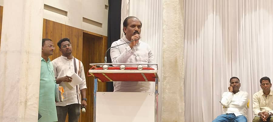 ಹುಬ್ಬಳ್ಳಿಯ ಹೋಟೆಲ್ವೊಂದರಲ್ಲಿ ಹಮ್ಮಿಕೊಂಡಿದ್ದ ಸಭೆಯಲ್ಲಿ ಶಾಸಕ ಪ್ರಸಾದ ಅಬ್ಬಯ್ಯ ಮಾತನಾಡಿದರು