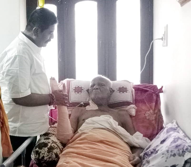 ತೀವ್ರ ಅನಾರೋಗ್ಯದಿಂದ ಹಾಸಿಗೆ ಹಿಡಿದಿರುವ ಮಾಜಿ ಶಾಸಕ ರಮೇಶ ಕುಮಾರ್ ಪಾಂಡೆ ಅವರನ್ನು ಬಿಜೆಪಿ ವಿಭಾಗ ಪ್ರಮುಖ ಈಶ್ವರ ಸಿಂಗ್ ಠಾಕೂರ್ ಅವರು ಬೀದರ್ನಲ್ಲಿ ಸೋಮವಾರ ಭೇಟಿಯಾಗಿ ಆರೋಗ್ಯ ವಿಚಾರಿಸಿದರು