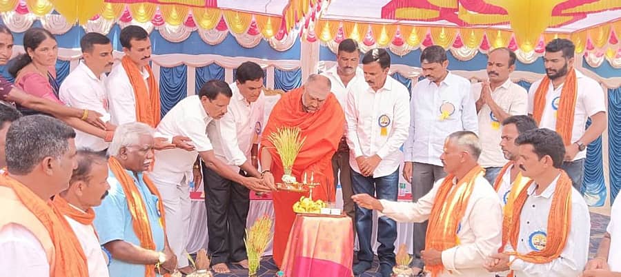  ಮೂದರವಳ್ಳಿ ಈಶ್ವರ ಮತ್ತುಕಟ್ಟೆ ಬಸವಣ್ಣ ಸ್ವಾಮಿ ಜೀರ್ಣೋದ್ದಾರಗೊಂಡಿರುವನೂತನ ದೇವಸ್ಥಾನಗಳ ಉದ್ಘಾಟನೆ ಮತ್ತು ಧಾರ್ಮಿಕಕಾರ್ಯಕ್ರಮವನ್ನು ಆದಿಚುಂಚನಗಿರಿ ಹಾಸನ ಶಾಖಾ ಮಠಧೀಶ ಶಂಭುನಾಥ ಸ್ವಾಮೀಜಿ ಉದ್ಘಾಟಿಸಿದರು.
