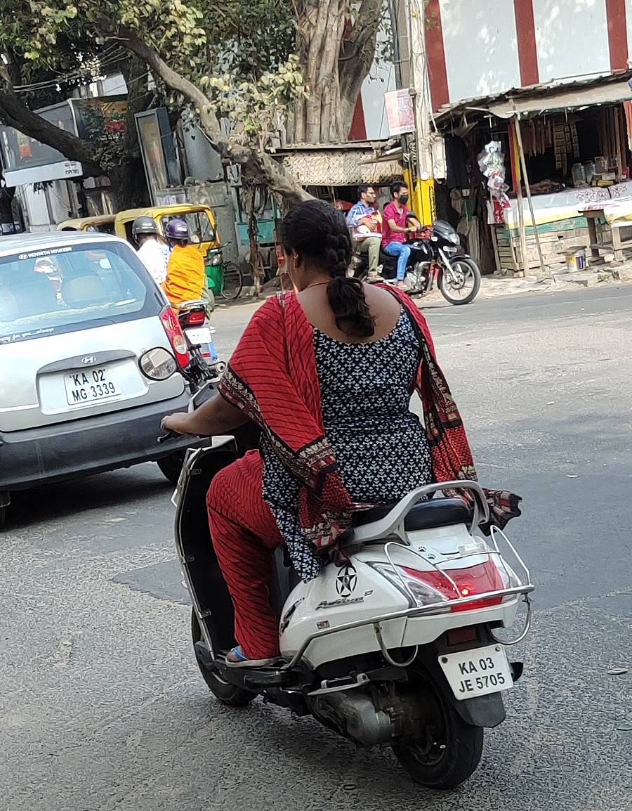 ಹೆಲ್ಮೆಟ್ ಧರಿಸದೇ ದ್ವಿಚಕ್ರ ವಾಹನ ಚಲಾಯಿಸಿದ್ದ ಮಹಿಳೆ