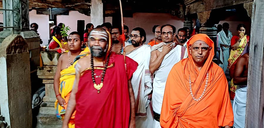 ಬ್ರಹ್ಮಾವರ ತಾಲ್ಲೂಕಿನ ಬಾಳೇಕುದ್ರು ಶ್ರೀಮಠಕ್ಕೆ ಹರಿಹರಪುರ ಹಾಗೂ ಬೆಂಗಳೂರಿನ ರಾಜರಾಜೇಶ್ವರಿ ನಗರದ ಸ್ವಾಮೀಜಿ ಭೇಟಿ ನೀಡಿದರು