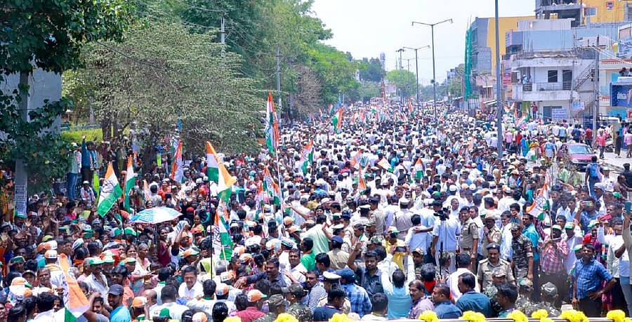 ಬಂಗಾರಪೇಟೆಯಲ್ಲಿ ಭಾನುವಾರ ಮುಖ್ಯಮಂತ್ರಿ ಸಿದ್ದರಾಮಯ್ಯ ನೇತೃತ್ವದಲ್ಲಿ ನಡೆದ ರೋಡ್‌ ಶೋನಲ್ಲಿ ಭಾಗವಹಿಸಿದ್ದ ಜನಸ್ತೋಮ