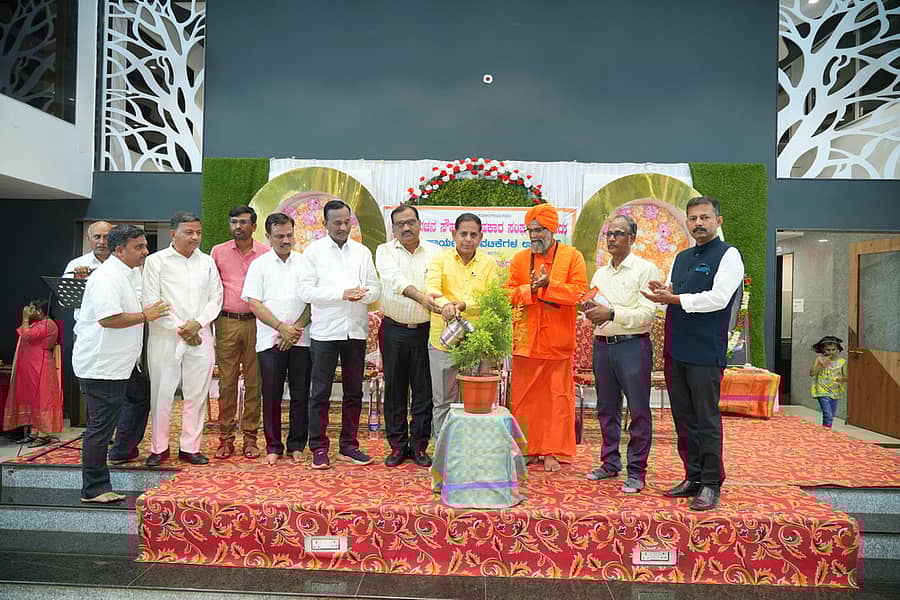 ಬೀದರ್ ನಗರದಲ್ಲಿ ವಚನ ಸೌಹಾರ್ದ ಸಹಕಾರ ಸಂಘ ಕಾರ್ಯಚಟುವಟಿಕೆ ಹಾಗೂ ಶೇರು ಪ್ರಮಾಣ ಪತ್ರ ವಿತರಣಾ ಸಮಾರಂಭಕ್ಕೆ ಸಿದ್ದರಾಮೇಶ್ವರ ಸ್ವಾಮೀಜಿ ಚಾಲನೆ ನೀಡಿದರು