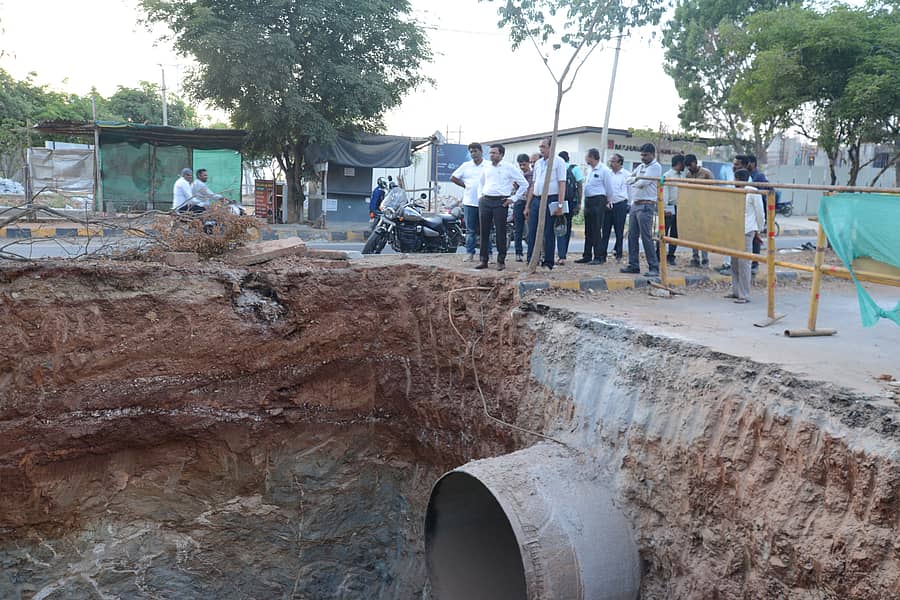 ಕೊಮ್ಮಘಟ್ಟ ವೃತ್ತದ ಬಳಿ ನಡೆಯುತ್ತಿರುವ ‘ವಾಲ್ ಚೇಂಬರ್’ ಕಾಮಗಾರಿ ಸ್ಥಳಕ್ಕೆ ಜಲಮಂಡಳಿ ಅಧ್ಯಕ್ಷ ಡಾ. ವಿ.ರಾಮ್ಪ್ರಸಾತ್ ಮನೋಹರ್ ಭೇಟಿ ನೀಡಿ, ಪರಿಶೀಲನೆ ನಡೆಸಿದರು
