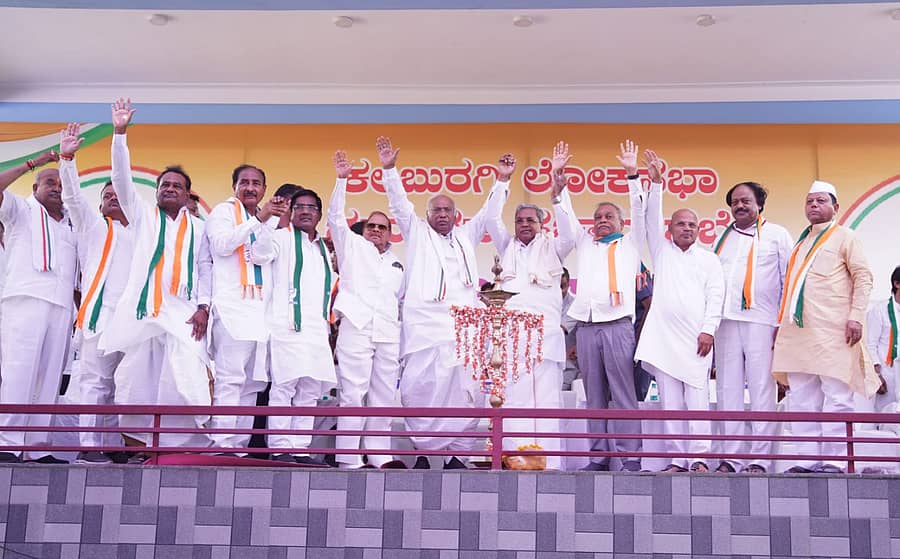 <div class="paragraphs"><p>ಕಲಬುರಗಿಯ ಅಫಜಲಪುರದಲ್ಲಿ ಬುಧವಾರ ನಡೆದ ಚುನಾವಣೆ ಪ್ರಚಾರ ಸಭೆಯಲ್ಲಿ ನೆರೆದಿದ್ದ ಜನರತ್ತ ಕೈಬೀಸಿದ ಕಾಂಗ್ರೆಸ್ ವರಿಷ್ಠರು</p></div>