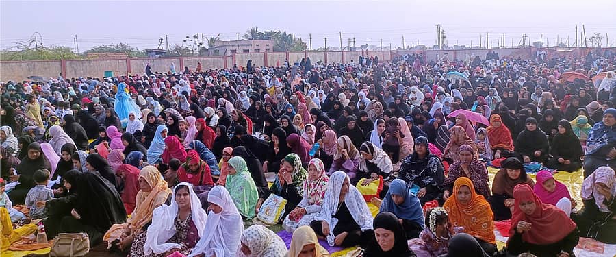 ಹರಿಹರದ ಜೈಭೀಮನಗರದ ಅಹ್ಲೆ ಹದೀಸ್ ಈದ್ಗಾ ಮೈದಾನದಲ್ಲಿ ಗುರುವಾರ ರಂಜಾನ್ ಹಬ್ಬದ ಅಂಗವಾಗಿ ನಡೆದ ಸಾಮೂಹಿಕ ಪ್ರಾರ್ಥನೆಯಲ್ಲಿ ಮಹಿಳೆಯರೂ ಅಪಾರ ಸಂಖ್ಯೆಯಲ್ಲಿ ಭಾಗವಹಿಸಿದ್ದರು