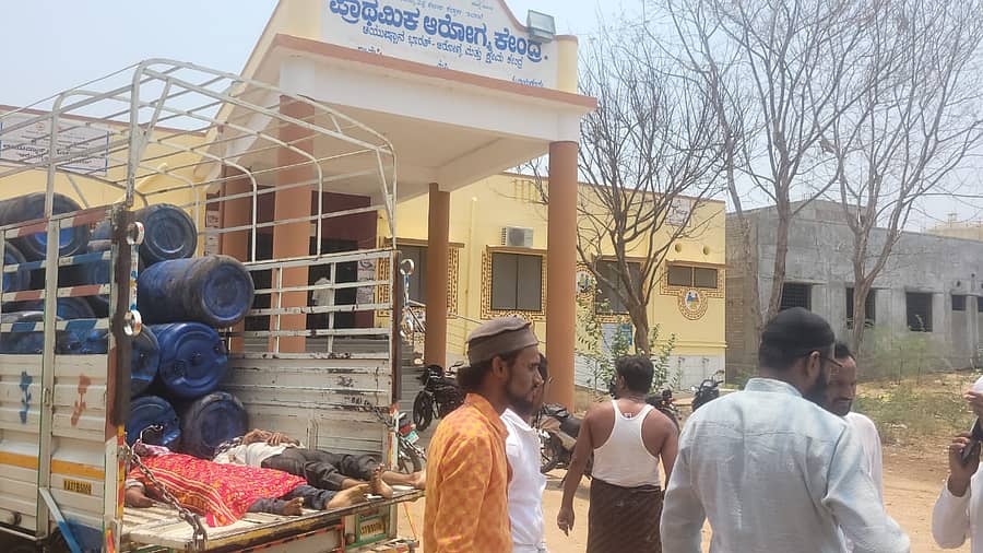 ಶವ ಪರೀಕ್ಷಾ ಕೋಠಡಿಗೆ ತೆರಳುವ ರಸ್ತೆಗೆ ತಂತಿ ಬೇಲಿ ಹಾಕಿದ್ದರಿಂದ ವಾಹನದಲ್ಲಿ ತಂದ ಶವಗಳನ್ನು ಕೆಲ ಹೊತ್ತು ವಾಹನದಲ್ಲಿಯೇ ಇಟ್ಟುಕೊಂಡು ಪೊಲೀಸರು ಪರದಾಡಿದ ಘಟನೆ ಗುರುವಾರ ನಡೆಯಿತು,