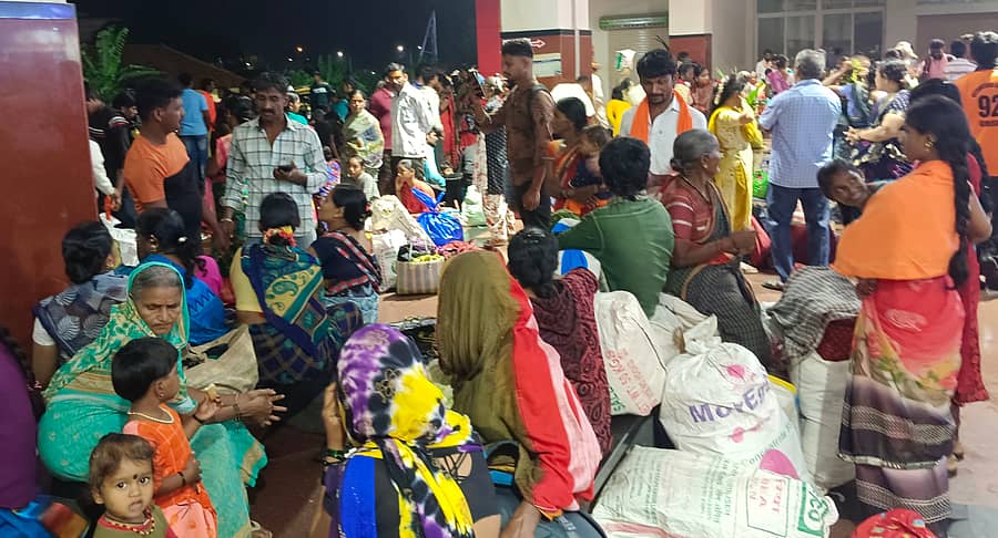 ಉಡುಪಿ ಬಸ್‌ ನಿಲ್ದಾಣದಲ್ಲಿ ಬೇರೆ, ಬೇರೆ ಕಡೆಗೆ ಹೋಗಲು ಗಂಟು, ಮೂಟೆಗಳೊಂದಿಗೆ ಕಾಯುತ್ತಿರುವ ಬಾಗಲಕೋಟೆಯ ಜಿಲ್ಲೆಯ ಜನ