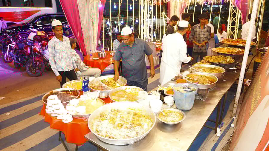 ಬಳ್ಳಾರಿಯ ರಾಯಲ್‌ ಸರ್ಕಲ್‌ ಬಳಿಯ ಹೈದರಾಬಾದಿ ಬಿರಿಯಾನಿ ಹೊಟೇಲ್‌ನಲ್ಲಿ ತಯಾರಿಸಿಟ್ಟಿರುವ ಖಾದ್ಯ  ಚಿತ್ರಗಳು– ಮುರುಳಿಕಾಂತರಾವ್‌ 