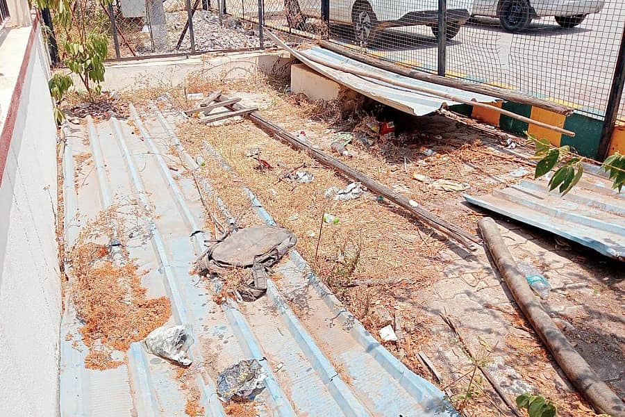 ಕುಕನೂರಿನ ಬಸ್ ನಿಲ್ದಾಣದಲ್ಲಿ ನೀರಿನ ಸಂಪ್ ನ ಮೇಲೆ ಹರಡಿರುವ ಕಸದ ರಾಶಿ