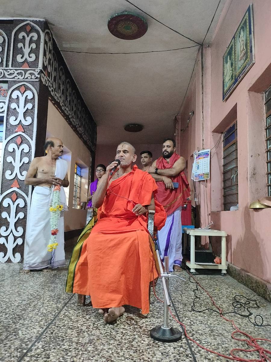 ನಾರಾಯಣಪುರದಲ್ಲಿರುವ ರಾಘವೇಂದ್ರಸ್ವಾಮಿ ಮಠಕ್ಕೆ ಭಾನುವಾರ ಪೇಜಾವರ ಮಠದ ವಿಶ್ವಪ್ರಸನ್ನ ತೀರ್ಥ ಶ್ರೀಗಳು ಭೇಟಿ ನೀಡಿ ಆಶೀರ್ವಚನ ನೀಡಿದರು