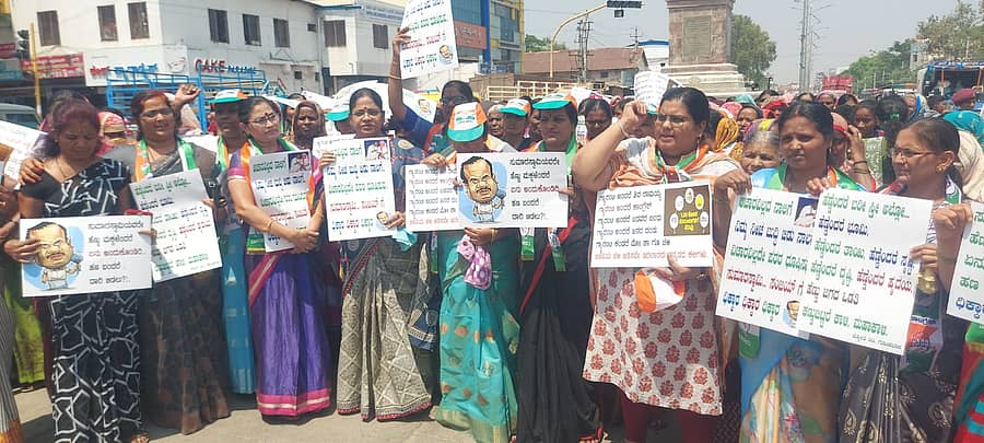 ಕೊಪ್ಪಳದ ಅಶೋಕ ವೃತ್ತದಲ್ಲಿ ಜಿಲ್ಲಾ ಮಹಿಳಾ ಕಾಂಗ್ರೆಸ್ ಘಟಕದ ಪದಾಧಿಕಾರಿಗಳು ಪ್ರತಿಭಟನೆ ನಡೆಸಿದರು