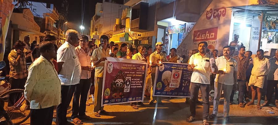 ಮಾಗಡಿ ತಾಲ್ಲೂಕು ಸ್ವೀಪ್ ಸಮಿತಿ ವತಿಯಿಂದ ಕುದೂರು ಪಟ್ಟಣದಲ್ಲಿ ಸೋಮವಾರ ಸಂಜೆ 7 ಗಂಟೆಗೆ ಮೇಣದಬತ್ತಿ ಹಿಡಿದು ಮತದಾನದ ಅರಿವು ಮತ್ತು ಜಾಗೃತಿ ಕಾರ್ಯಕ್ರಮವನ್ನು ಹಮ್ಮಿಕೊಳ್ಳಲಾಗಿತ್ತು.