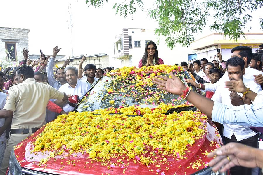 ಮಹಿಳಾ ಪ್ರೀಮಿಯರ್ ಲೀಗ್ ಕ್ರಿಕೆಟ್ ಟೂರ್ನಿಯಲ್ಲಿ ಪ್ರಶಸ್ತಿ ವಿಜೇತ ರಾಯಲ್ ಚಾಲೆಂಜರ್ಸ್ ಬೆಂಗಳೂರು ಮಹಿಳಾ ತಂಡದ ಆಟಗಾರ್ತಿ ಶ್ರೇಯಾಂಕ ಪಾಟೀಲ ಅವರನ್ನು ಕಲಬುರಗಿ ಜಿಲ್ಲೆಯ ಜೇವರ್ಗಿ ತಾಲ್ಲೂಕಿನ ಕೋಳಕೂರ ಗ್ರಾಮದಲ್ಲಿ ಬುಧವಾರ ಅದ್ದೂರಿಯಾಗಿ ಸ್ವಾಗತಿಸಲಾಯಿತು.