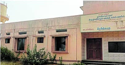 <div class="paragraphs"><p>ಚಿಕ್ಕೇರೂರ ಗ್ರಾಮ ಪಂಚಾಯಿತಿ ವ್ಯಾಪ್ತಿಯ ಸೀತೆಕೊಂಡದಲ್ಲಿ ನಿರ್ಮಾಣ ಮಾಡಿದ ಯಾತ್ರಿ ನಿವಾಸ ಪಾಳು ಬಿದ್ದಿರುವುದು</p></div>