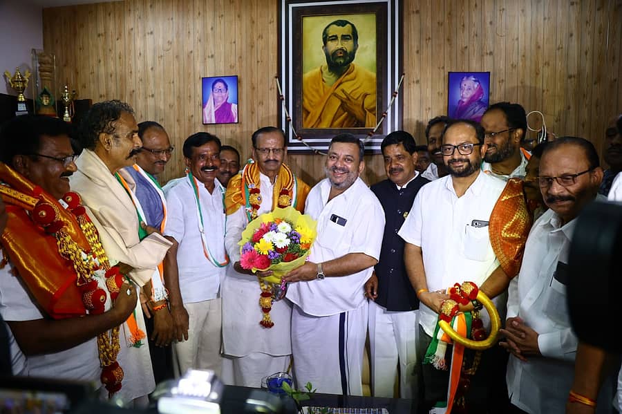 ದಾವಣಗೆರೆಯಲ್ಲಿ ಜಗಳೂರು ಮಾಜಿ ಶಾಸಕ, ಬಿಜೆಪಿ ಮುಖಂಡ ಟಿ.ಗುರುಸಿದ್ದನಗೌಡ ಹಾಗೂ ಅವರ ಪುತ್ರ ಡಾ.ಟಿ.ಜಿ.ರವಿಕುಮಾರ್ ಅವರು ಬಿಜೆಪಿ ತೊರೆದು ಕಾಂಗ್ರೆಸ್ ಸೇರ್ಪಡೆಗೊಂಡರು