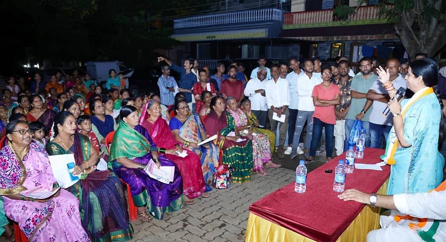 ಬೆಳಗಾವಿ ನಗರದಲ್ಲಿ ಶುಕ್ರವಾರ ರಾತ್ರಿ ಸಚಿವೆ ಲಕ್ಷ್ಮಿ ಹೆಬ್ಬಾಳಕರ ಅವರು ಅಭ್ಯರ್ಥಿ ಮೃಣಾಲ್‌ ಪರ ಪ್ರಚಾರ ಮಾಡಿದರು