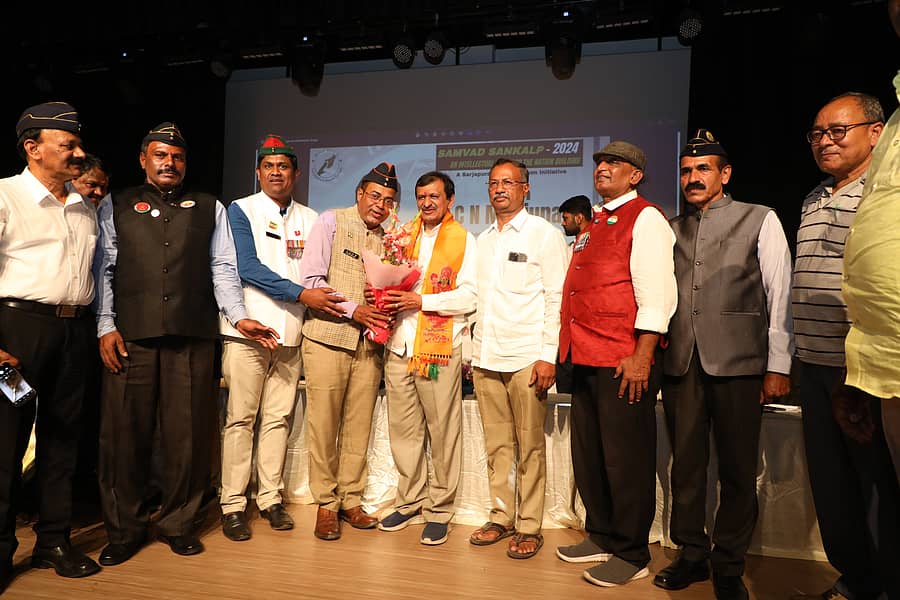 ಆನೇಕಲ್ ತಾಲ್ಲೂಕಿನ ಚಂಬೇನಹಳ್ಳಿಯಲ್ಲಿ ಸರ್ಜಾಪುರ ಸಿಟಿಜನ್ ಫೋರಂ ವತಿಯಿಂದ ಆಯೋಜಿಸಿದ್ದ ಸಂವಾದ ಸಂಕಲ್ಪ ಕಾರ್ಯಕ್ರಮದಲ್ಲಿ ಬೆಂಗಳೂರು ಗ್ರಾಮಾಂತರ ಲೋಕಸಭಾ ಕ್ಷೇತ್ರದ ಬಿಜೆಪಿ ಅಭ್ಯರ್ಥಿ ಡಾ.ಸಿ.ಎನ್.ಮಂಜುನಾಥ್ ಅವರನ್ನು ನಿವೃತ್ತ ಯೋಧರು ಸನ್ಮಾನಿಸಿದರು