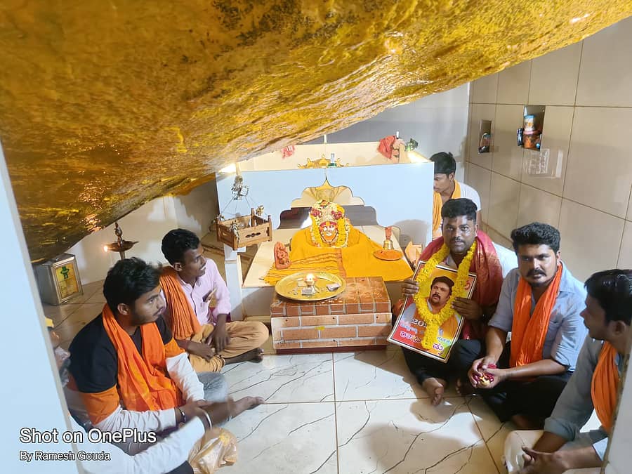 ಸುರಪುರದ ವಿಧಾನಸಭಾ ಉಪಚುನಾವಣೆಯ ಬಿಜೆಪಿ ಅಭ್ಯರ್ಥಿ ರಾಜೂಗೌಡ ಗೆಲುವಿಗೆ ಬೆಂಬಲಿಗರು ಮೈಲಾಪುರ ದೇವಸ್ಥಾನದಲ್ಲಿ ಪೂಜೆ ಸಲ್ಲಿಸಿದರು