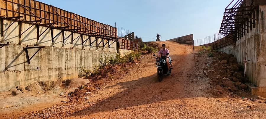 ಗೋಕರ್ಣ ಸಮೀಪದ ಗಂಗಾವಳಿ - ಮಂಜುಗುಣಿ ಸೇತುವೆ ಸಂಪರ್ಕ ಕಲ್ಪಿಸುವ ಮಣ್ಣಿನ ರಸ್ತೆಯಲ್ಲಿಯೇ ಬೈಕ್ ಓಡಿಸುತ್ತಿರುವುದು