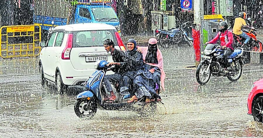 <div class="paragraphs"><p>ಬೆಳಗಾವಿ ನಗರದ ರಾಣಿ ಪಾರ್ವತಿದೇವಿ ವೃತ್ತದಲ್ಲಿ ಸವಾರರು ಮಳೆಯಲ್ಲೇ ಸಾಗಿದರು</p></div>