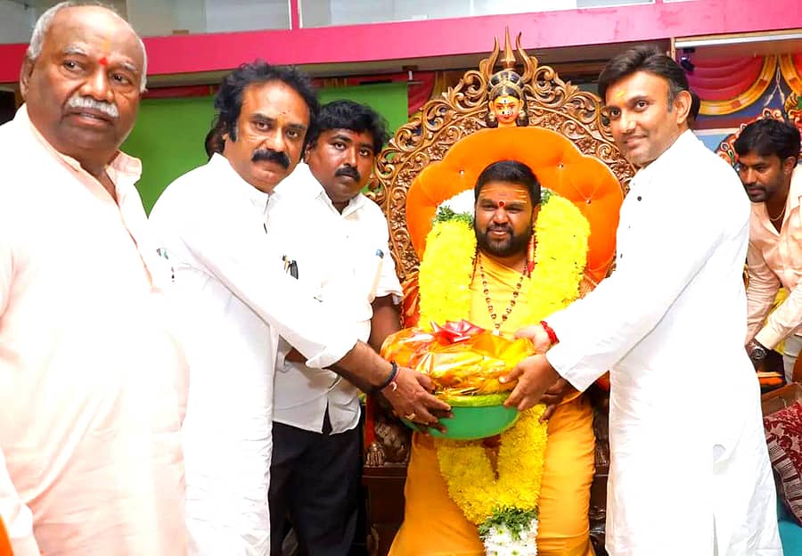 <div class="paragraphs"><p>ವಿಜಯಪುರ ಹೋಬಳಿ ಬುಳ್ಳಹಳ್ಳಿಯ ದ್ರೌಪದಿ ಆದಿಪರಾಶಕ್ತಿ ಸಂಸ್ಥಾನ ಪೀಠದ ಮಂಜುನಾಥ್ ಮಹಾರಾಜ್ ಅವರನ್ನು ಬಿಜೆಪಿ ಅಭ್ಯರ್ಥಿ ಡಾ.ಕೆ.ಸುಧಾಕರ್ ಬುಧವಾರ ಭೇಟಿ ಮಾಡಿದರು.</p></div>