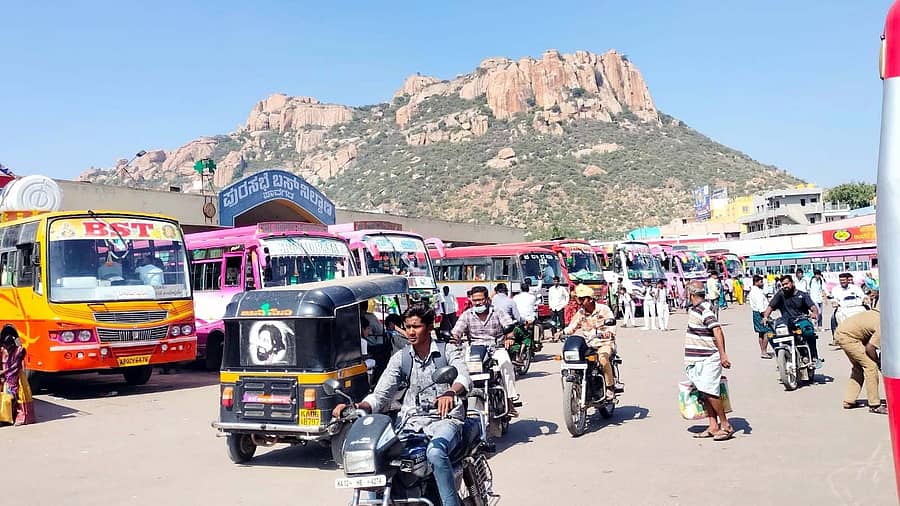 ಪಾವಗಡ ಬಸ್ ನಿಲ್ದಾಣದ ಮೂಲಕ ಹಾದು ಹೋಗುತ್ತಿರುವ ದ್ವಿಚಕ್ರ ವಾಹನಗಳು