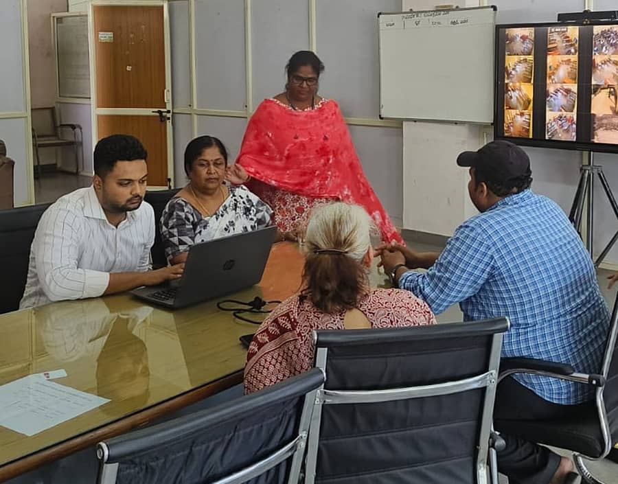 ರಾಮನಗರದಲ್ಲಿ ಸೋಮವಾರದಿಂದ ಶುರುವಾದ ದ್ವಿತೀಯ ಪಿಯುಸಿ ಪರೀಕ್ಷೆ–2  ವೆಬ್ ಕ್ಯಾಸ್ಟಿಂಗ್ ದೃಶ್ಯವನ್ನು ಪದವಿ ಪೂರ್ವ ಶಿಕ್ಷಣ ಇಲಾಖೆ ಉಪ ನಿರ್ದೇಶಕಿ ನಾಗಮ್ಮ ಅವರು ವೀಕ್ಷಿಸಿದರು. ಇಲಾಖೆಯ ಸಿಬ್ಬಂದಿ ಇದ್ದಾರೆ