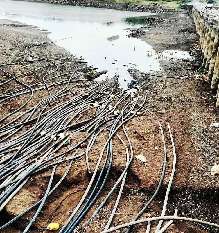 ಇಂಡಿ ತಾಲ್ಲೂಕಿನ ಭೀಮಾ ನದಿಯನ್ನೇ ನಂಬಿದ ರೈತರು ಲಕ್ಷಾಂತರ ರೂಪಾಯಿ ಖರ್ಚು ಮಾಡಿ ಭೀಮಾ ನದಿಯಿಂದ ಪೈಪ್ ಲೈನ್ ಮಾಡಿದ್ದಾರೆ. ಆದರೆ ನದಿ ಬತ್ತಿಹೋಗಿದೆ.