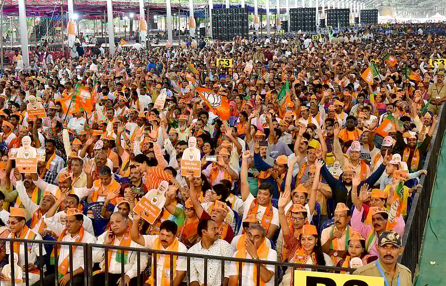 ಬೆಂಗಳೂರಿನ ಅರಮನೆ ಮೈದಾನದಲ್ಲಿ ಶನಿವಾರ ನಡೆದ ಲೋಕಸಭಾ ಚುನಾವಣೆಯ ಬಿಜೆಪಿ ಪ್ರಚಾರ ಸಭೆಯಲ್ಲಿ ಪ್ರಧಾನಿ ನರೇಂದ್ರ ಮೋದಿ ಅವರ ಭಾಷಣ ಆಲಿಸಲು ಬಂದಿದ್ದ ಕಾರ್ಯಕರ್ತರು–ಪ್ರಜಾವಾಣಿ ಚಿತ್ರ/ಕೃಷ್ಣಕುಮಾರ್ ಪಿ.ಎಸ್.