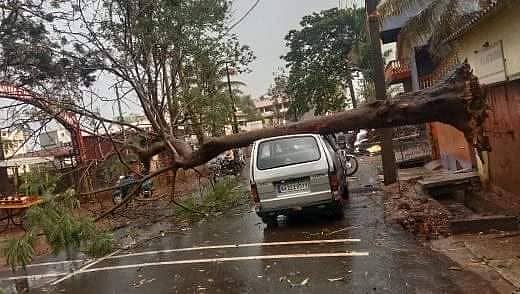 <div class="paragraphs"><p>ಬೆಳಗಾವಿಯ ಅನಗೋಳ ಪ್ರದೇಶದ ಸಂತ ಮೀರಾ ಶಾಲೆ ಬಳಿ ಶುಕ್ರವಾರ ಬಿರುಗಾಳಿ, ಮಳೆಯ ಕಾರಣ ಮರವೊಂದು ಕಾರಿನ&nbsp;ಮೇಲೆ&nbsp;ಬಿದ್ದಿದೆ</p><p></p></div>