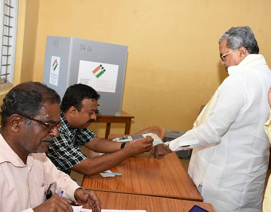 <div class="paragraphs"><p>ಮೈಸೂರು ಜಿಲ್ಲೆಯ ಸಿದ್ದರಾಮನಹುಂಡಿಯಲ್ಲಿ ಮತದಾನ ಮಾಡಿದ ಸಿಎಂ ಸಿದ್ದರಾಮಯ್ಯ</p></div>