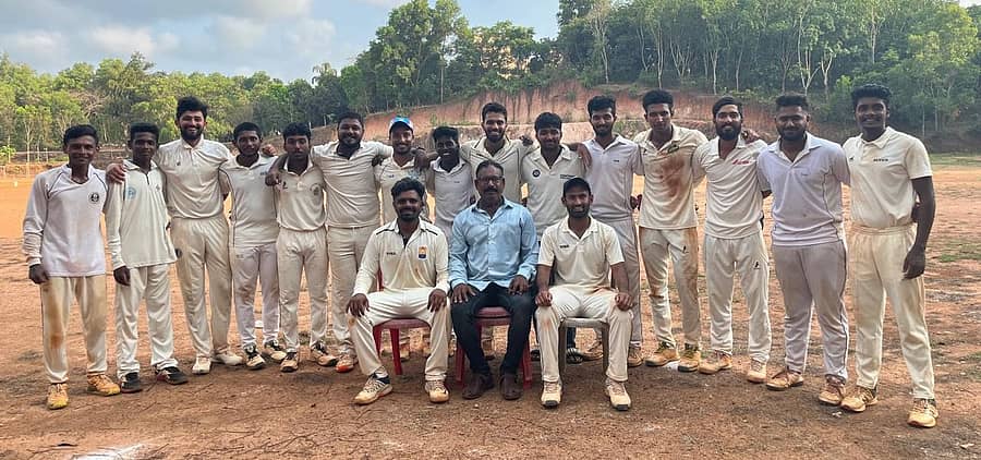 ಪ್ರಶಸ್ತಿ ಗೆದ್ದ ಡಿಕೆಸಿಎ ತಂಡ. ನಿಂತವರು (ಎಡದಿಂದ): ಪವನ್ ರಾಜ್, ಗಣೇಶ್, ಆದಿತ್ಯ ರೈ, ಹಮ್ರಾಜ್, ಆರ್ಯ, ಅಡ್ರಿಕ್ ಕಾರ್ಡೋಝ, ರೋಷನ್ ಶೆಟ್ಟಿ, ಕಾರ್ತಿಕ್, ಆರ್ಯನ್, ಪ್ರಣವ್, ಗುರುರಾಜ್, ಶರತ್ ಪೂಜಾರಿ, ರೋಹಿತ್ ನಾಯಕ್, ಇಕ್ವಾನ್, ಶಬರೀಶ್. (ಕುಳಿತದವರು): ನಿಶಿತ್ ರಾಜ್ (ನಾಯಕ್), ದಿನೇಶ್ (ಕೋಚ್), ಚಿರಂಜೀವಿ ಜಿ.ಎಸ್