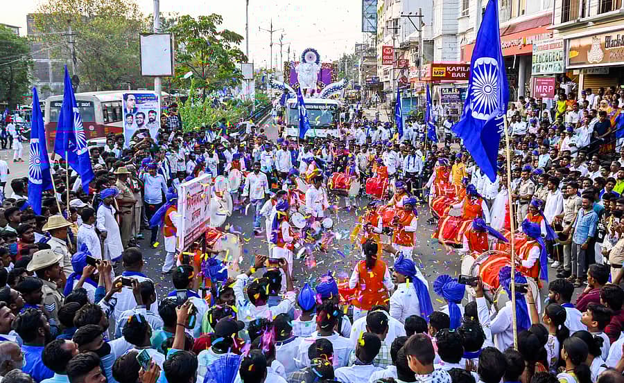 ಕಲಬುರಗಿಯಲ್ಲಿ ಭಾನುವಾರ ಡಾ.ಬಿ.ಆರ್. ಅಂಬೇಡ್ಕರ್ ಜಯಂತಿ ಅಗವಾಗಿ ನಡೆದ ಮೆರವಣಿಗೆಯಲ್ಲಿ ಪಾಲ್ಗೊಂಡಿದ್ದ ಕಲಾ ತಂಡಗಳು –ಪ್ರಜಾವಾಣಿ ಚಿತ್ರ/ತಾಜುದ್ದೀನ ಆಜಾದ್‌
