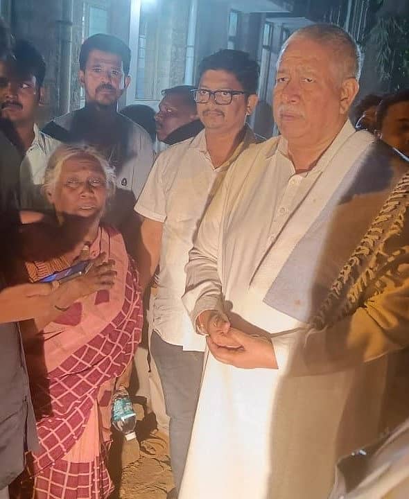 ಜಂಬುನಾಥ ರಥೋತ್ಸವದ ವೇಳೆ ರಥದ ಚಕ್ರದಡಿಗೆ ಸಿಲುಕಿ ಮೃತಪಟ್ಟ ರಾಮು ಅವರ ತಾಯಿಗೆ ಶಾಸಕ ಎಚ್‌.ಆರ್.ಗವಿಯಪ್ಪ ಸಾಂತ್ವನ ಹೇಳಿದರು