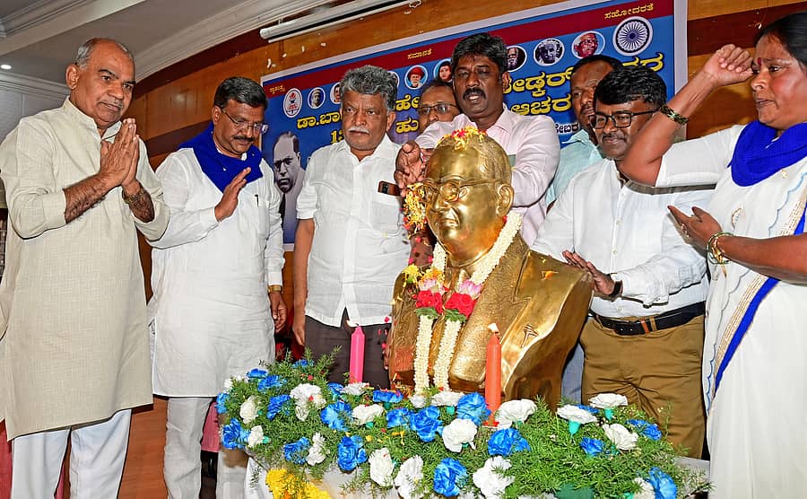 <div class="paragraphs"><p>ಬಾಬಾ ಸಾಹೇಬ್ ಅಂಬೇಡ್ಕರ್ ಅವರ ಜಯಂತಿ ಮತ್ತು ಮುಕ್ತ ಸಂವಾದ ಕಾರ್ಯಕ್ರಮದಲ್ಲಿ (ಎಡದಿಂದ) ಸಾಹಿತಿ ಎಸ್.ಜಿ ಸಿದ್ಧರಾಮಯ್ಯ, ಮಾವಳ್ಳಿ ಶಂಕರ್, ಶೋಷಿತ ಸಮುದಾಯಗಳ ಮಹಾ ಒಕ್ಕೂಟದ ಪ್ರಧಾನ ಸಂಚಾಲಕ ಕೆ.ಎಂ. ರಾಮಚಂದ್ರಪ್ಪ, ಬರಹಗಾರ ಹುಲಿಕುಂಟೆ ಮೂರ್ತಿ ಮತ್ತು ಸಮಿತಿಯ ಜಿಲ್ಲಾ ಸಂಚಾಲಕಿ ದಾನಮ್ಮ ಅವರು ಡಾ.ಬಿ.ಆರ್. ಅಂಬೇಡ್ಕರ್ ಅವರ ಭಾವಚಿತ್ರಕ್ಕೆ ಪುಷ್ಪ ನಮನ ಸಲ್ಲಿಸಿದರು</p></div>