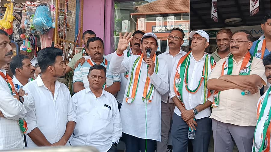 ಕಾಂಗ್ರೆಸ್ ಪಕ್ಷದ ವತಿಯಿಂದ ನಾಪೋಕ್ಲು ಪಟ್ಟಣದಲ್ಲಿ ಆಯೋಜಿಸಿದ್ದ ಬಹಿರಂಗ ಸಭೆಯಲ್ಲಿ ಮೈಸೂರು– ಕೊಡಗು ಲೋಕಸಭಾ ಕ್ಷೇತ್ರದ ಕಾಂಗ್ರೆಸ್ ಅಭ್ಯರ್ಥಿ ಎಂ.ಲಕ್ಷ್ಮಣ್ ಮಾತನಾಡಿದರು. ಶಾಸಕ ಎ.ಎಸ್. ಪೊನ್ನಣ್ಣ ಪಾಲ್ಗೊಂಡಿದ್ದರು